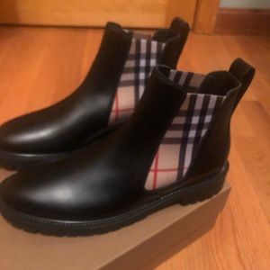Authentic Burberry London chelsea boots size 40, USA size 10 NWT